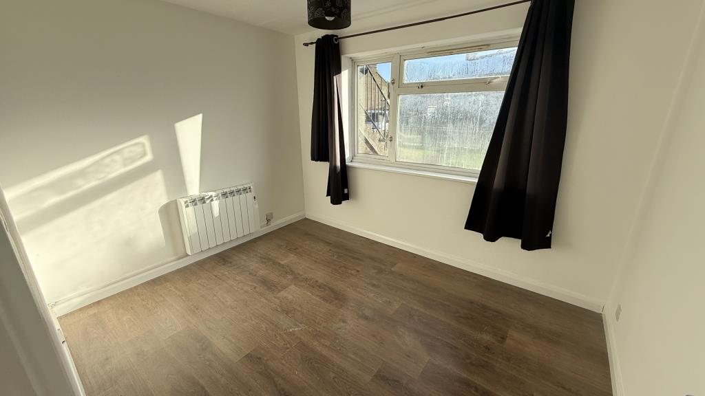 Lot: 142 - VACANT FLAT FOR INVESTMENT OR OWNER OCCUPATION - Internal image of bedroom from hallway